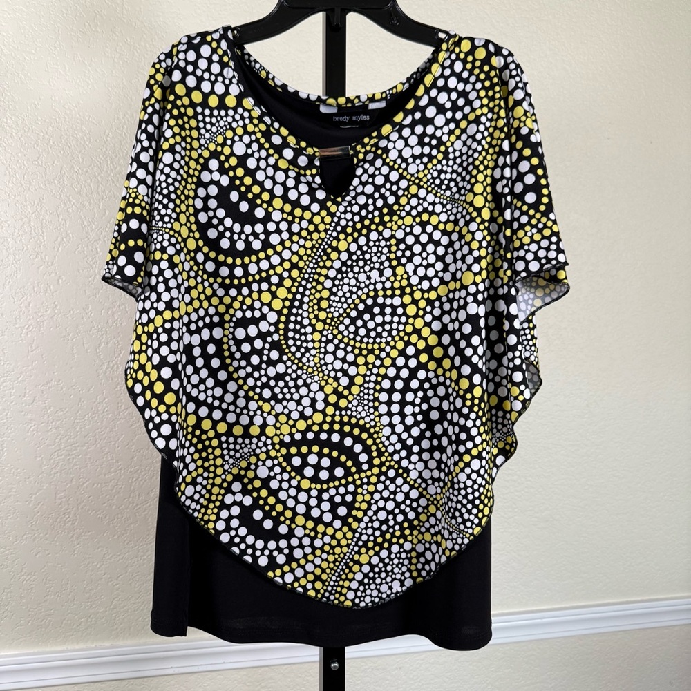 Women’s Short Sleeve Chic Brody Myles Yellow Black Flowy Office Flutter Capelet